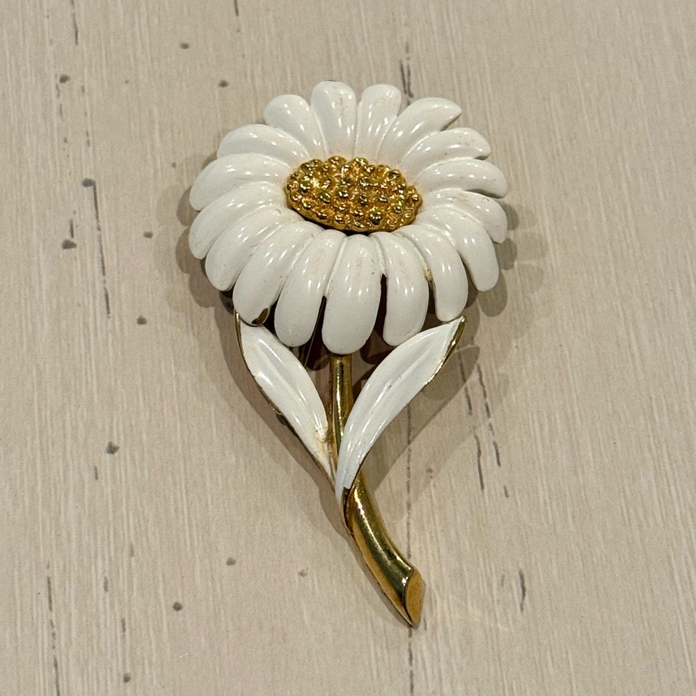 Monet White and Gold Floral Brooch